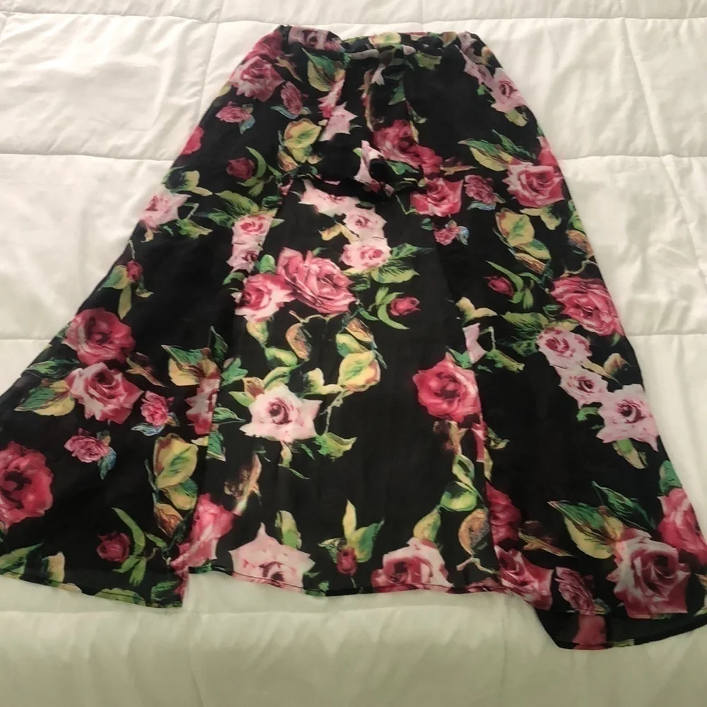 Let Them Eat Cake floral & black short skirt - Picture 1 of 9